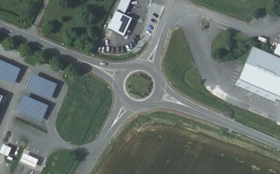 Vue aérienne du Rond-point anonyme n°94555583