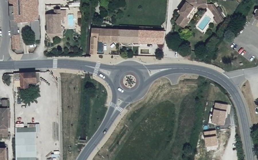 Vue aérienne du Rond-point anonyme n°946052284