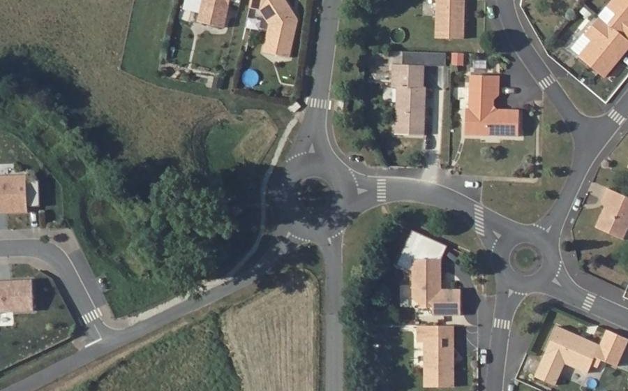 Vue aérienne du Rond-point anonyme n°94613919