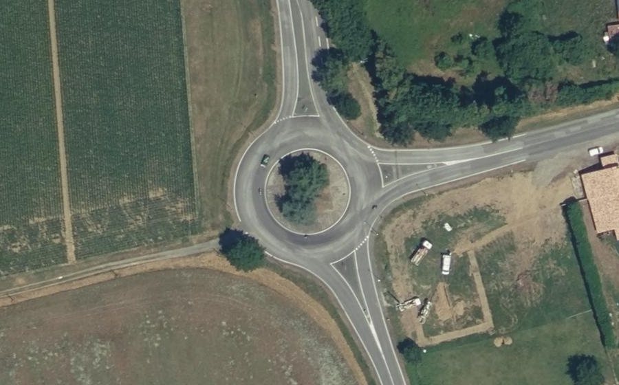 Vue aérienne du Rond-point anonyme n°94618655