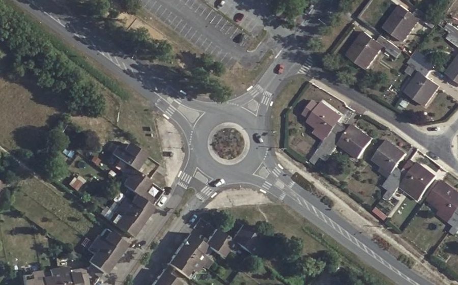 Vue aérienne du Rond-point anonyme n°946750705