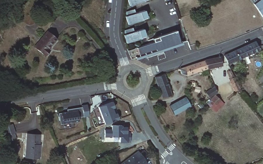 Vue aérienne du Rond-point anonyme n°94715408