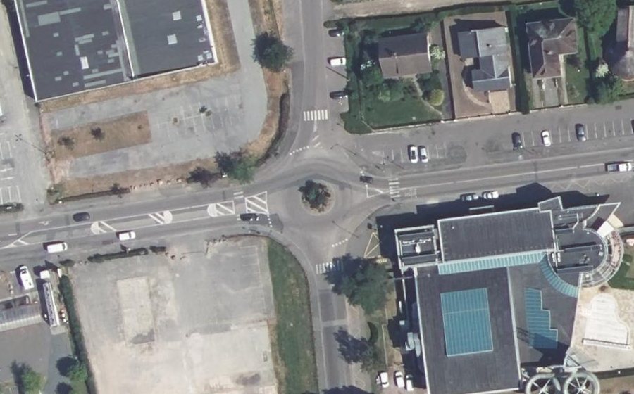 Vue aérienne du Rond-point anonyme n°94719435