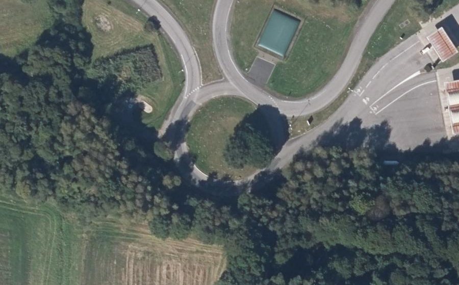 Vue aérienne du Rond-point anonyme n°94759536