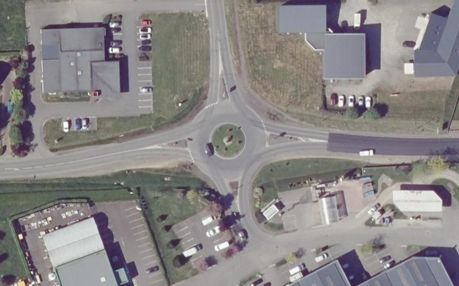 Vue aérienne du Rond-point anonyme n°94782852