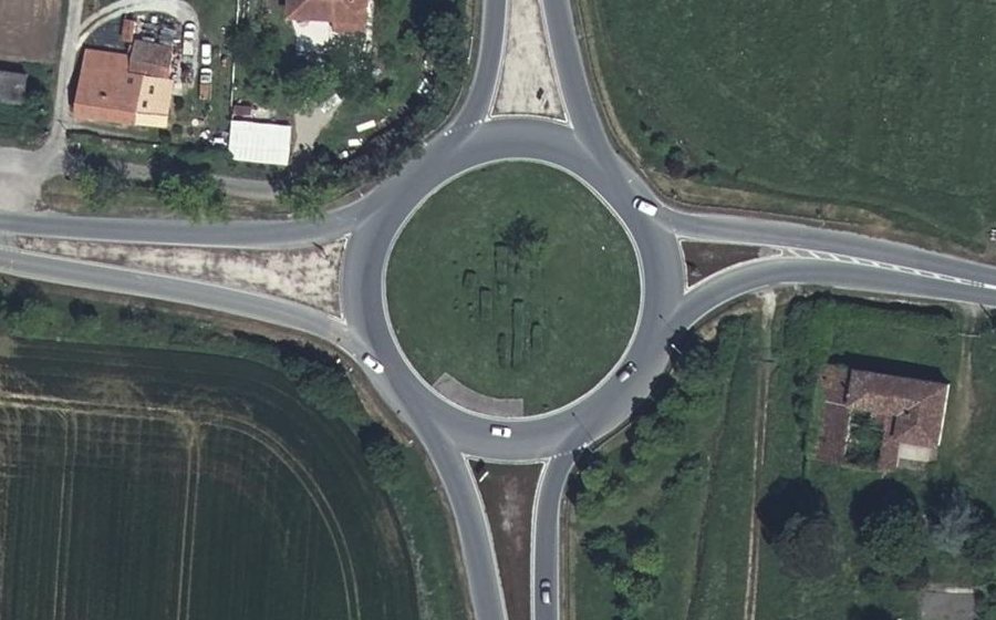 Vue aérienne du Rond-point anonyme n°94784343