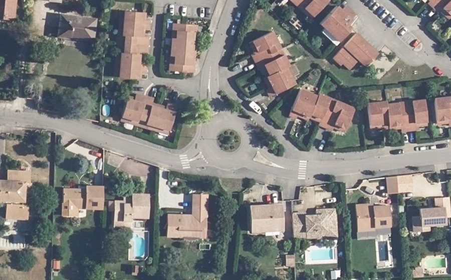 Vue aérienne du Rond-point anonyme n°94791954
