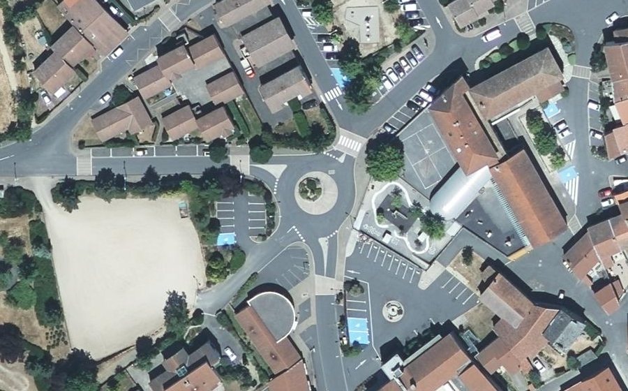Vue aérienne du Rond-point anonyme n°94805517