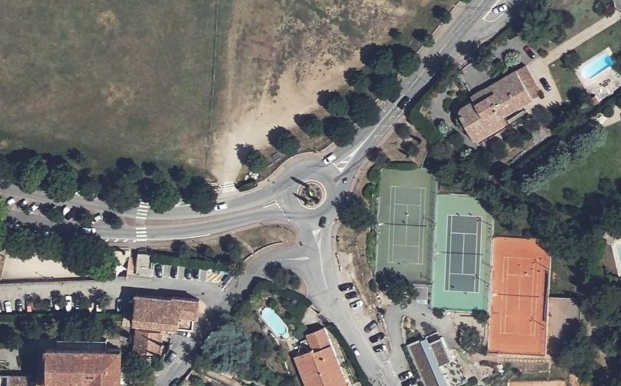 Vue aérienne du Rond-point anonyme n°94838526