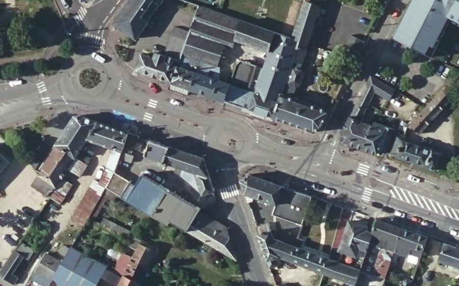 Vue aérienne du Rond-point anonyme n°949305581