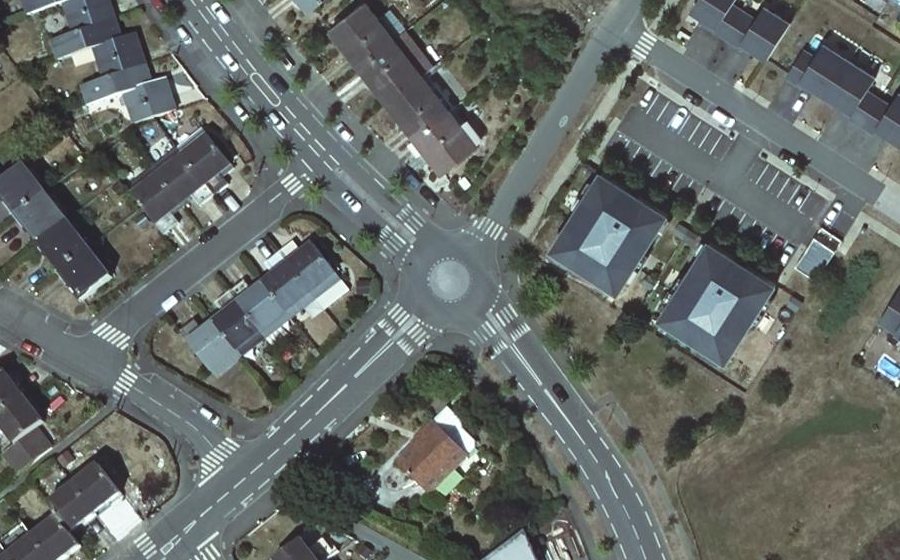 Vue aérienne du Rond-point anonyme n°949760472