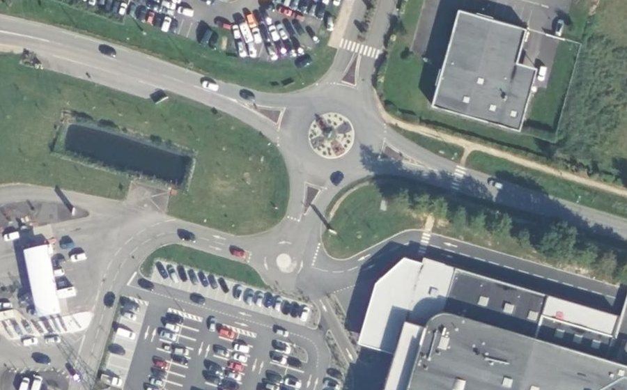 Vue aérienne du Rond-point anonyme n°95125668