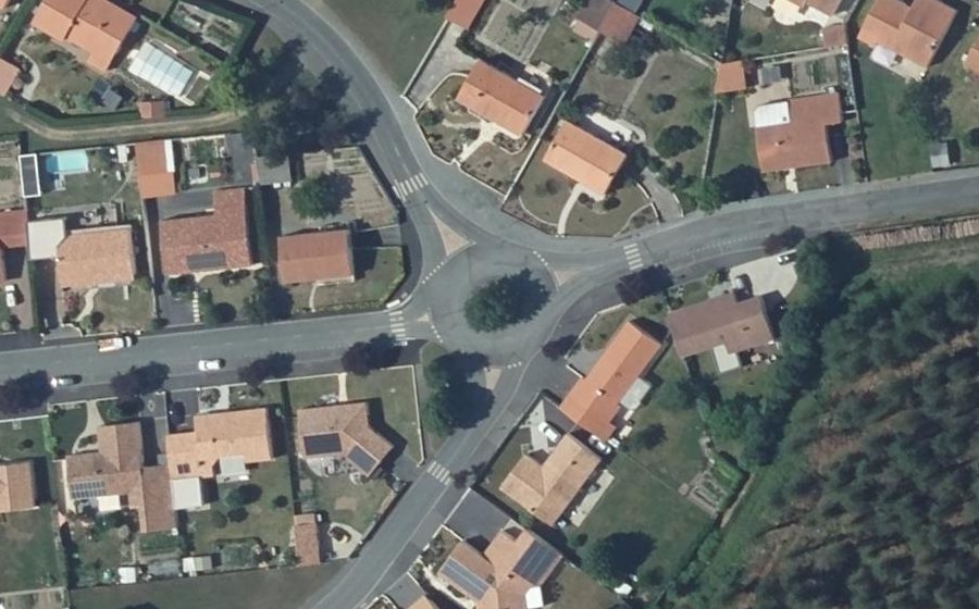 Vue aérienne du Rond-point anonyme n°95143598