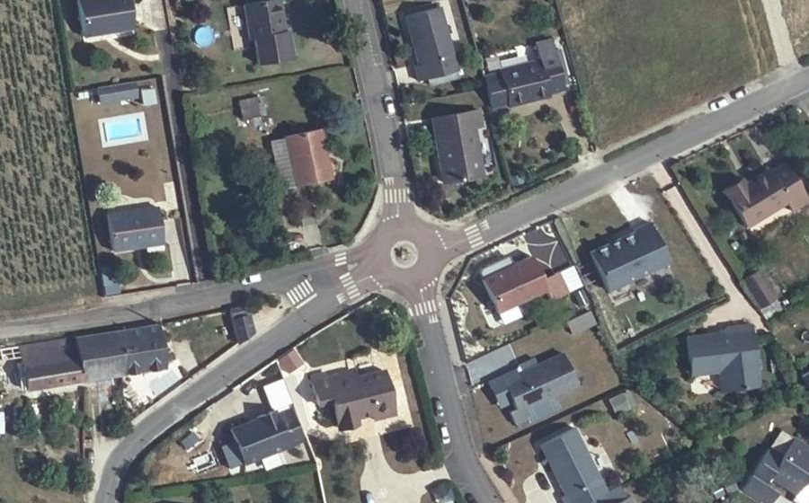 Vue aérienne du Rond-point anonyme n°95151291