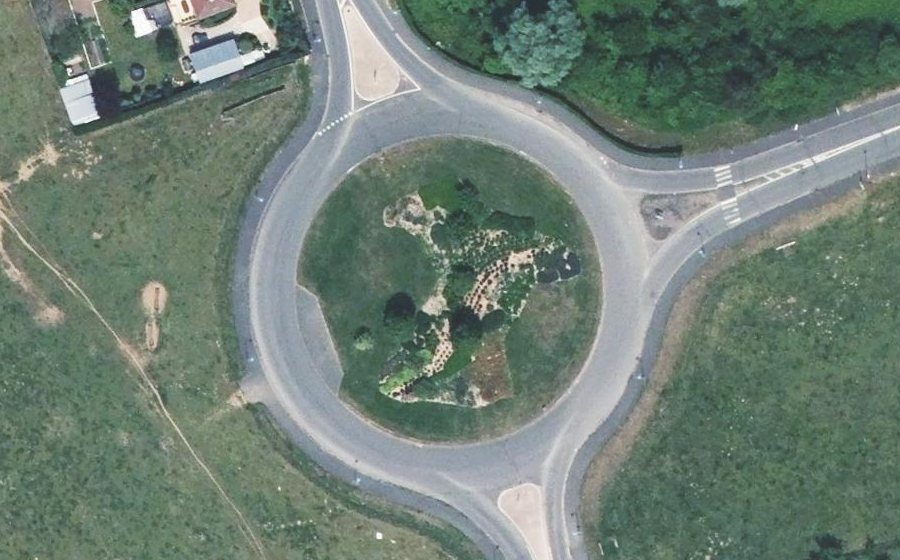 Vue aérienne du Rond-point anonyme n°95204403