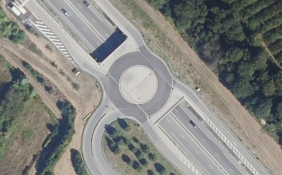 Vue aérienne du Rond-point anonyme n°95218147