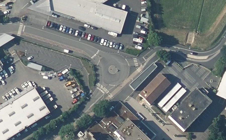 Vue aérienne du Rond-point anonyme n°952233114