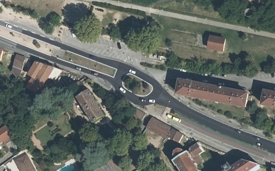 Vue aérienne du Rond-point anonyme n°95242576