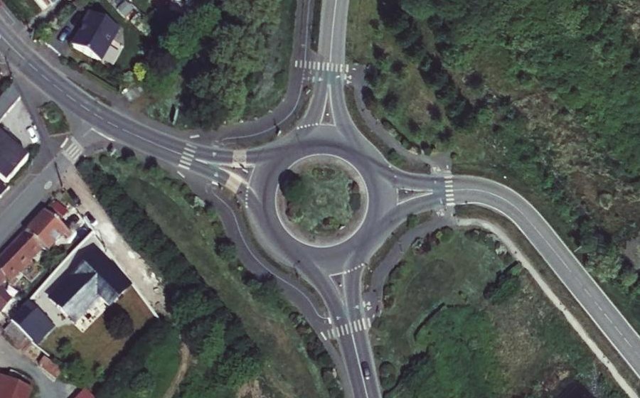 Vue aérienne du Rond-point anonyme n°95242674