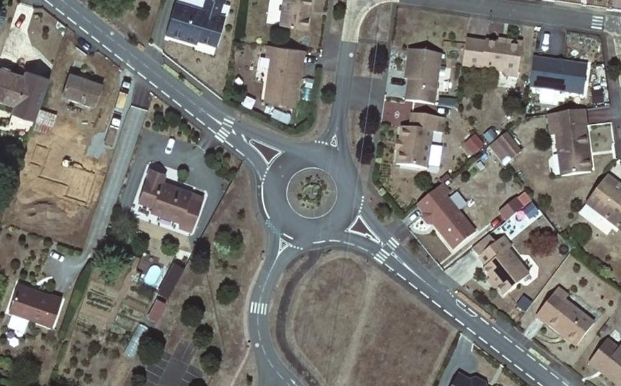 Vue aérienne du Rond-point anonyme n°95261960