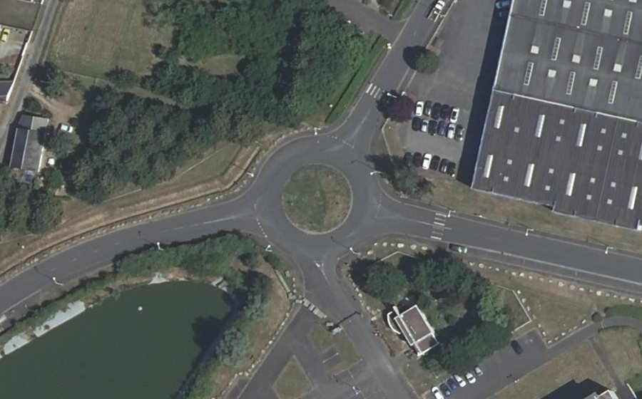 Vue aérienne du Rond-point anonyme n°95265081