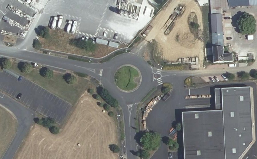 Vue aérienne du Rond-point anonyme n°95265089