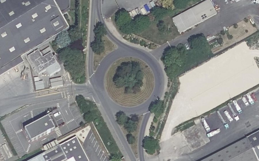 Vue aérienne du Rond-point anonyme n°95299570