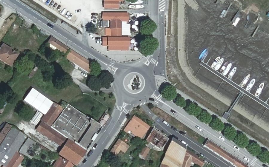 Vue aérienne du Rond-point anonyme n°953192206