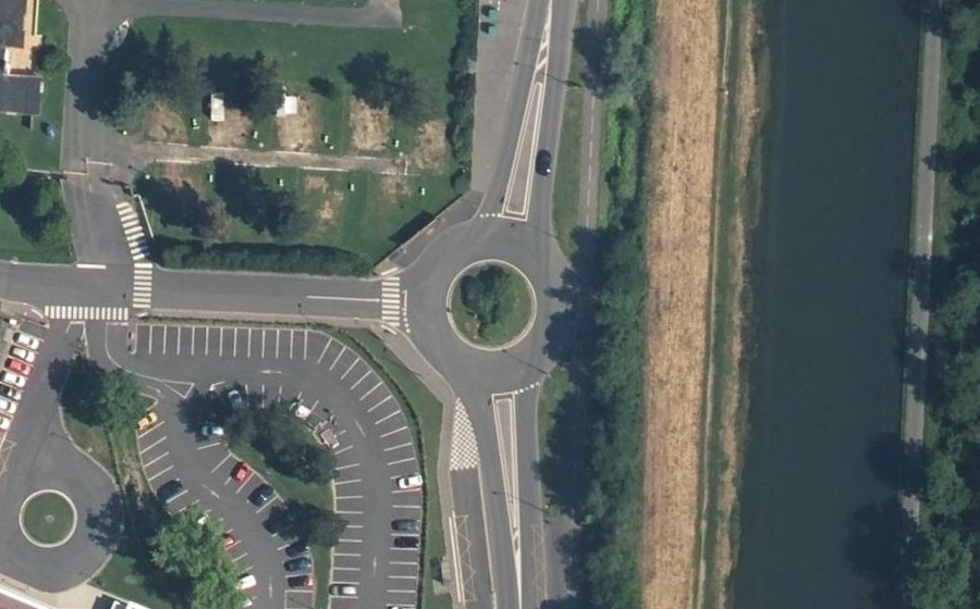 Vue aérienne du Rond-point anonyme n°95415697