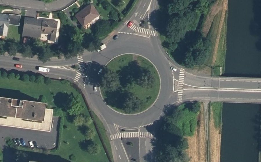 Vue aérienne du Rond-point anonyme n°95416511