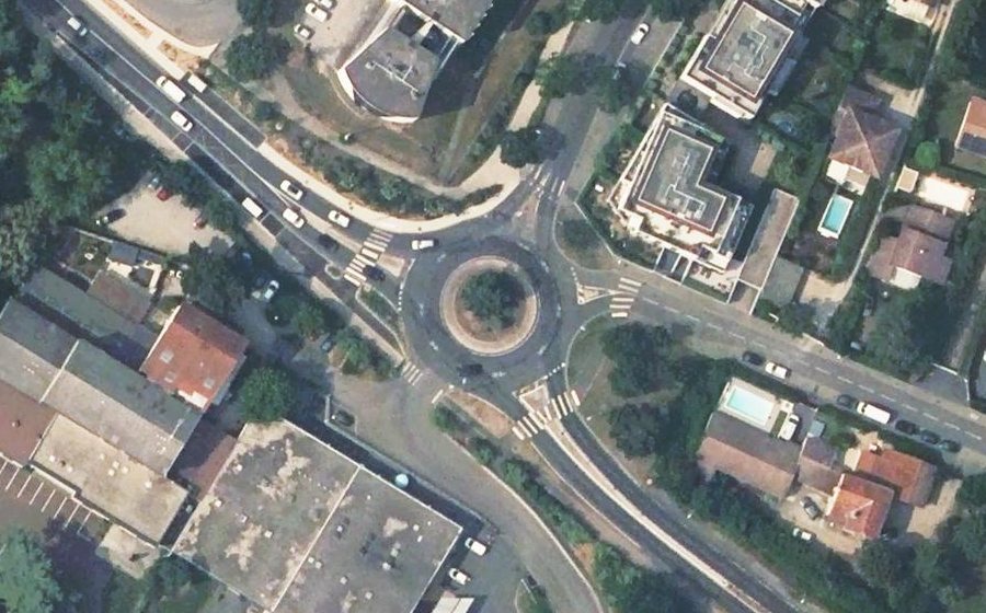 Vue aérienne du Rond-point anonyme n°95429769