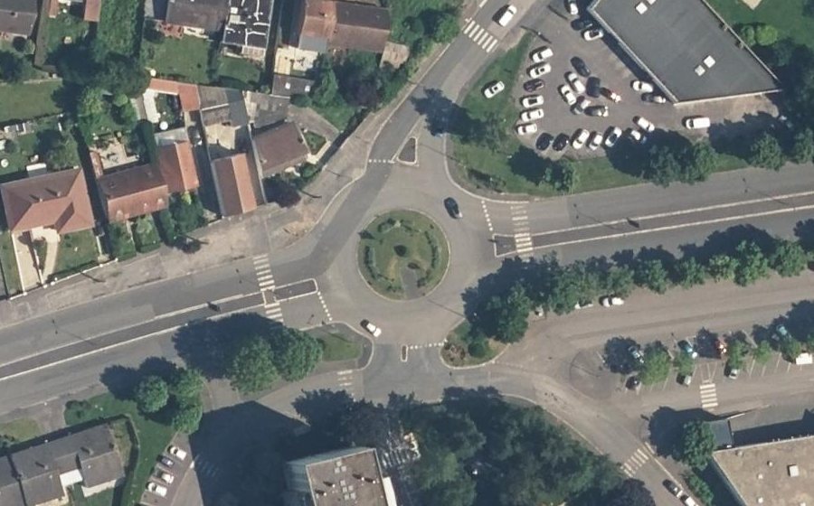 Vue aérienne du Rond-point anonyme n°95444904
