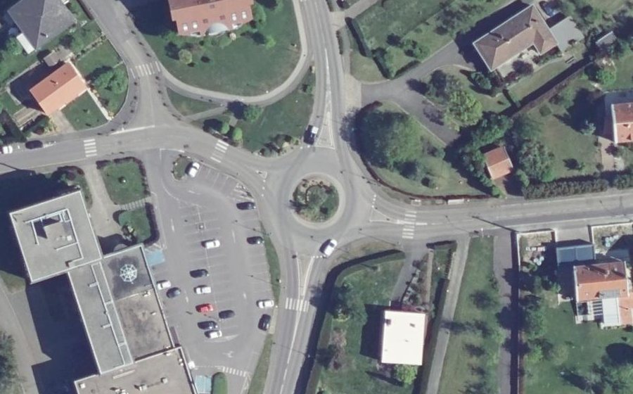 Vue aérienne du Rond-point anonyme n°95460469