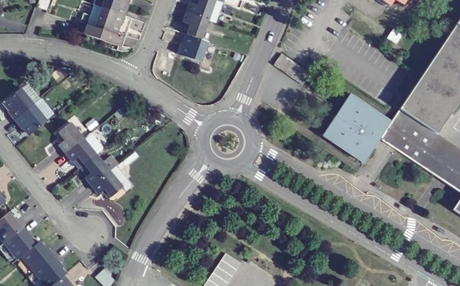 Vue aérienne du Rond-point anonyme n°95460555