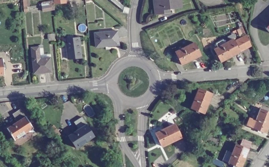 Vue aérienne du Rond-point anonyme n°95460562