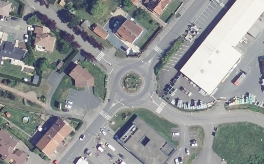 Vue aérienne du Rond-point anonyme n°95460739