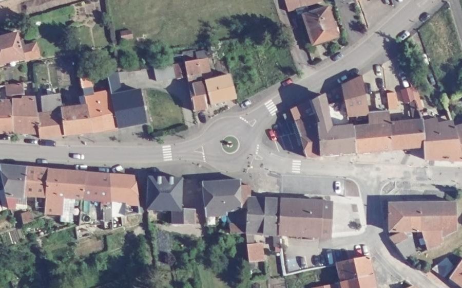 Vue aérienne du Rond-point anonyme n°95460743