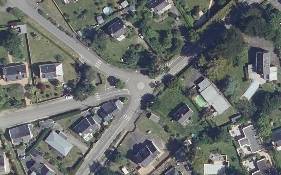 Vue aérienne du Rond-point anonyme n°95462573