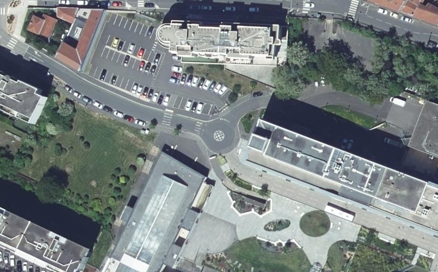 Vue aérienne du Rond-point anonyme n°954835873
