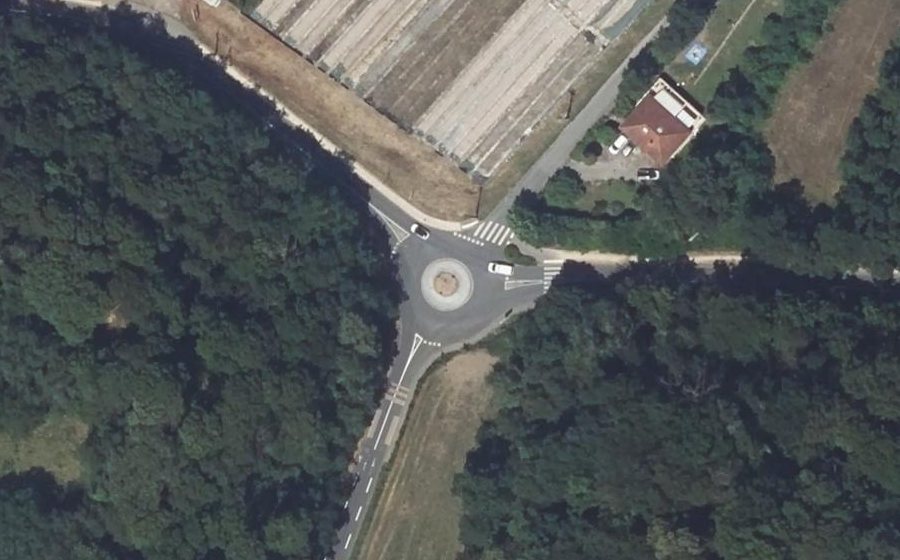 Vue aérienne du Rond-point anonyme n°95495049