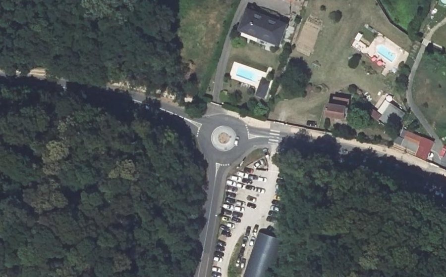 Vue aérienne du Rond-point anonyme n°95496078