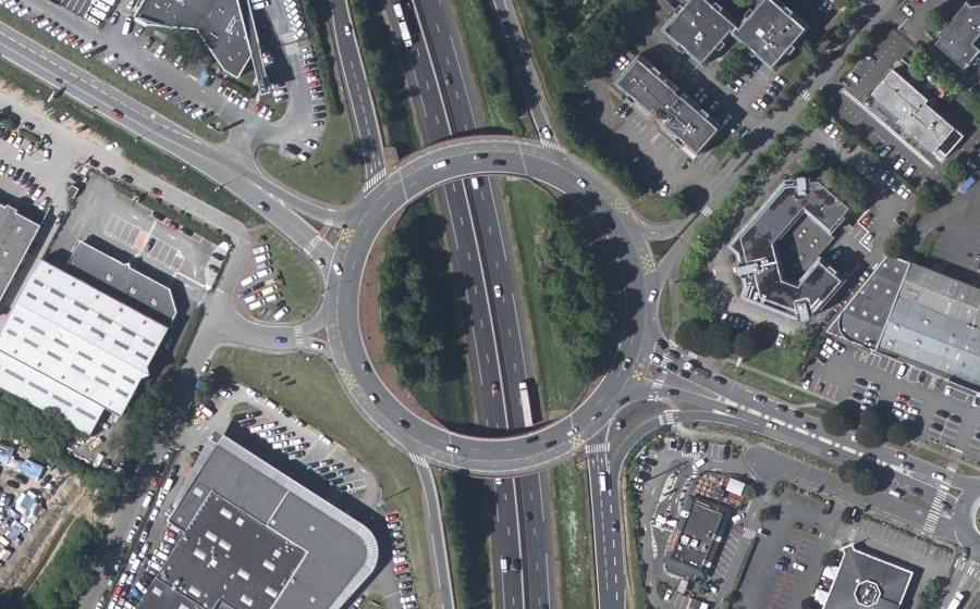 Vue aérienne du Rond-point anonyme n°95639045