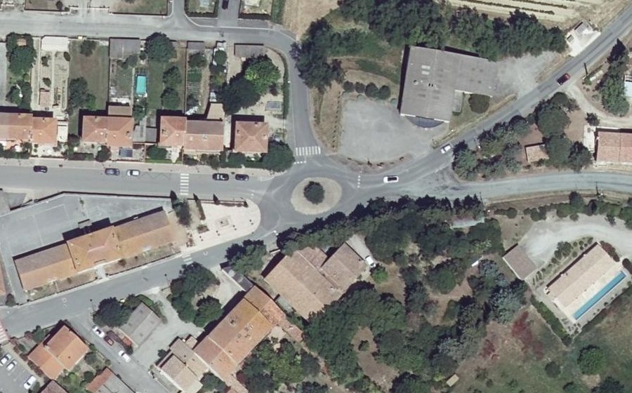 Vue aérienne du Rond-point anonyme n°95658905