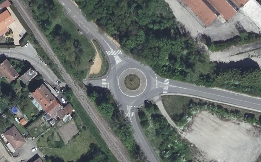 Vue aérienne du Rond-point anonyme n°95672239