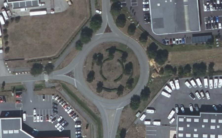 Vue aérienne du Rond-point anonyme n°95684130