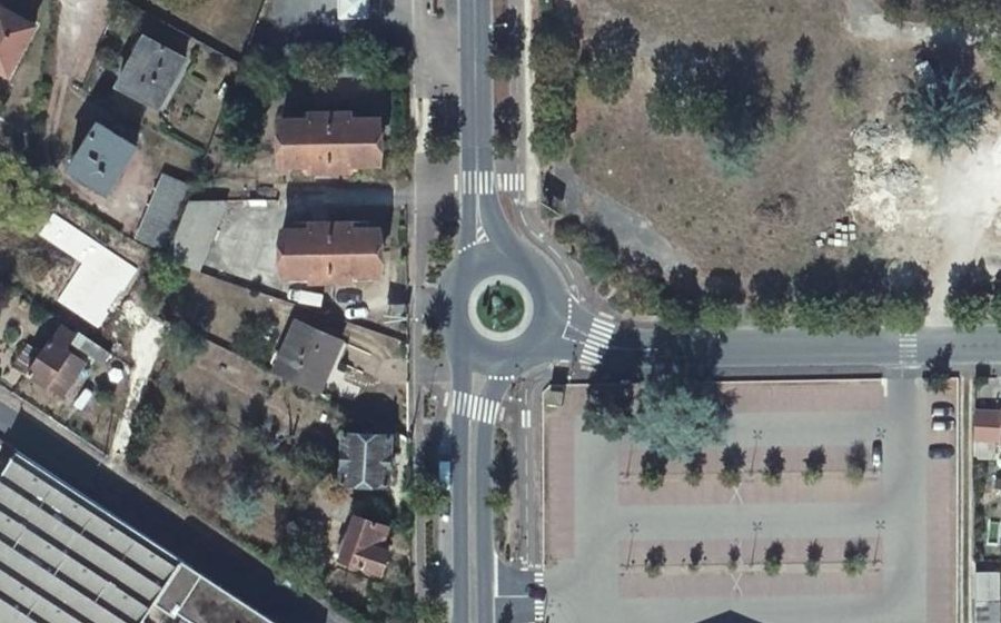 Vue aérienne du Rond-point anonyme n°95695341
