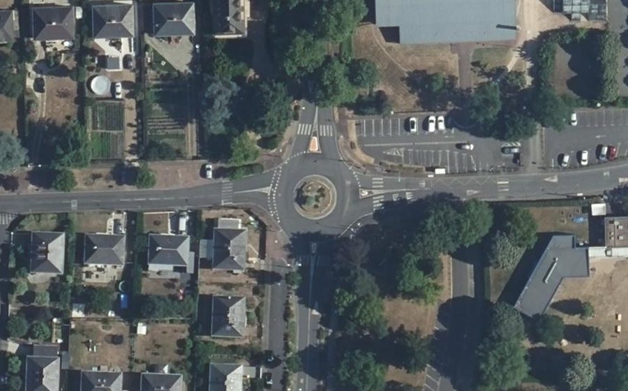 Vue aérienne du Rond-point anonyme n°95747825