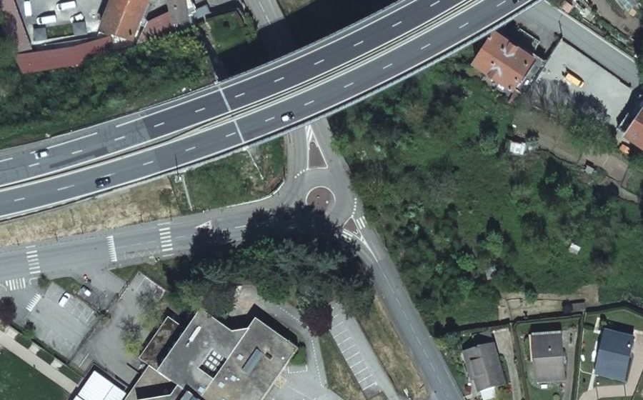 Vue aérienne du Rond-point anonyme n°95789482