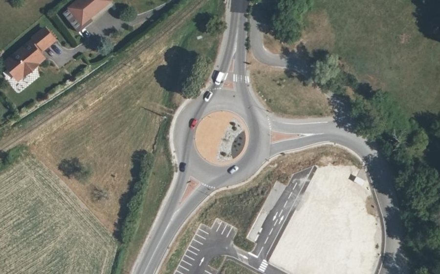 Vue aérienne du Rond-point anonyme n°958369152
