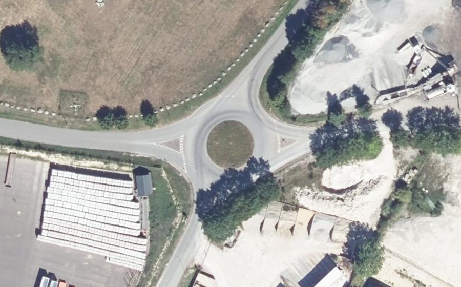 Vue aérienne du Rond-point anonyme n°95845310